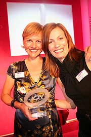 links Preisträgerin Katharina Wolf, Marketing Managerin Henkel Schwarzkopf,Petra Beer-Michaud (re.) (Foto: MartiN Schmitz)